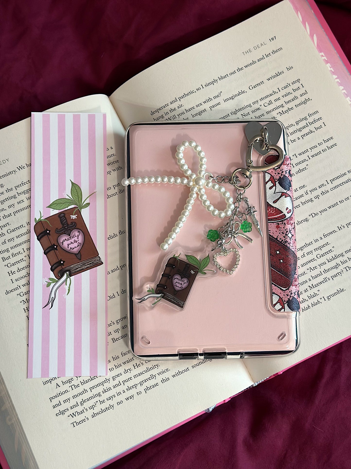 pretty girls read charm (gold)