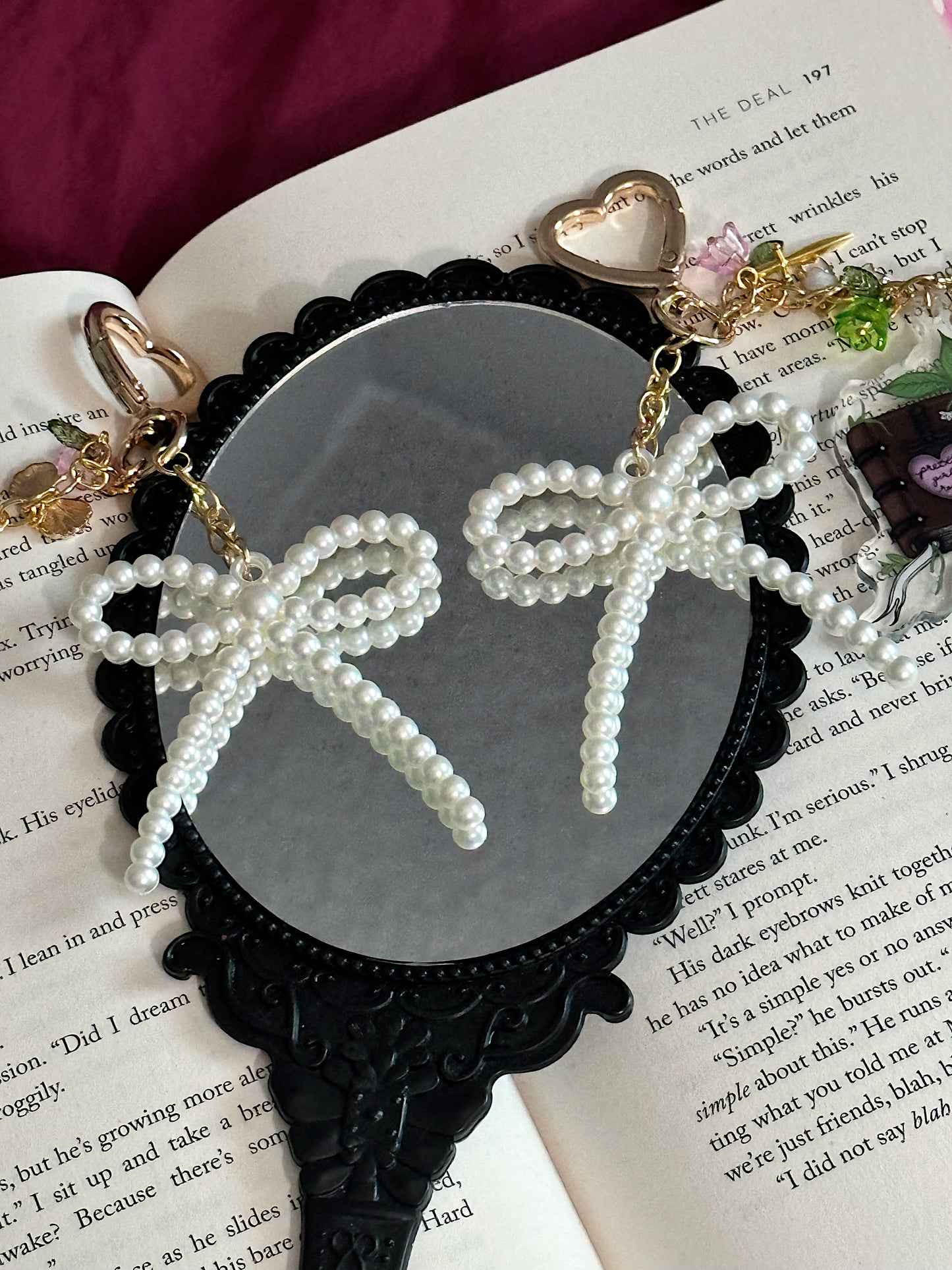 pretty girls read charm (gold)