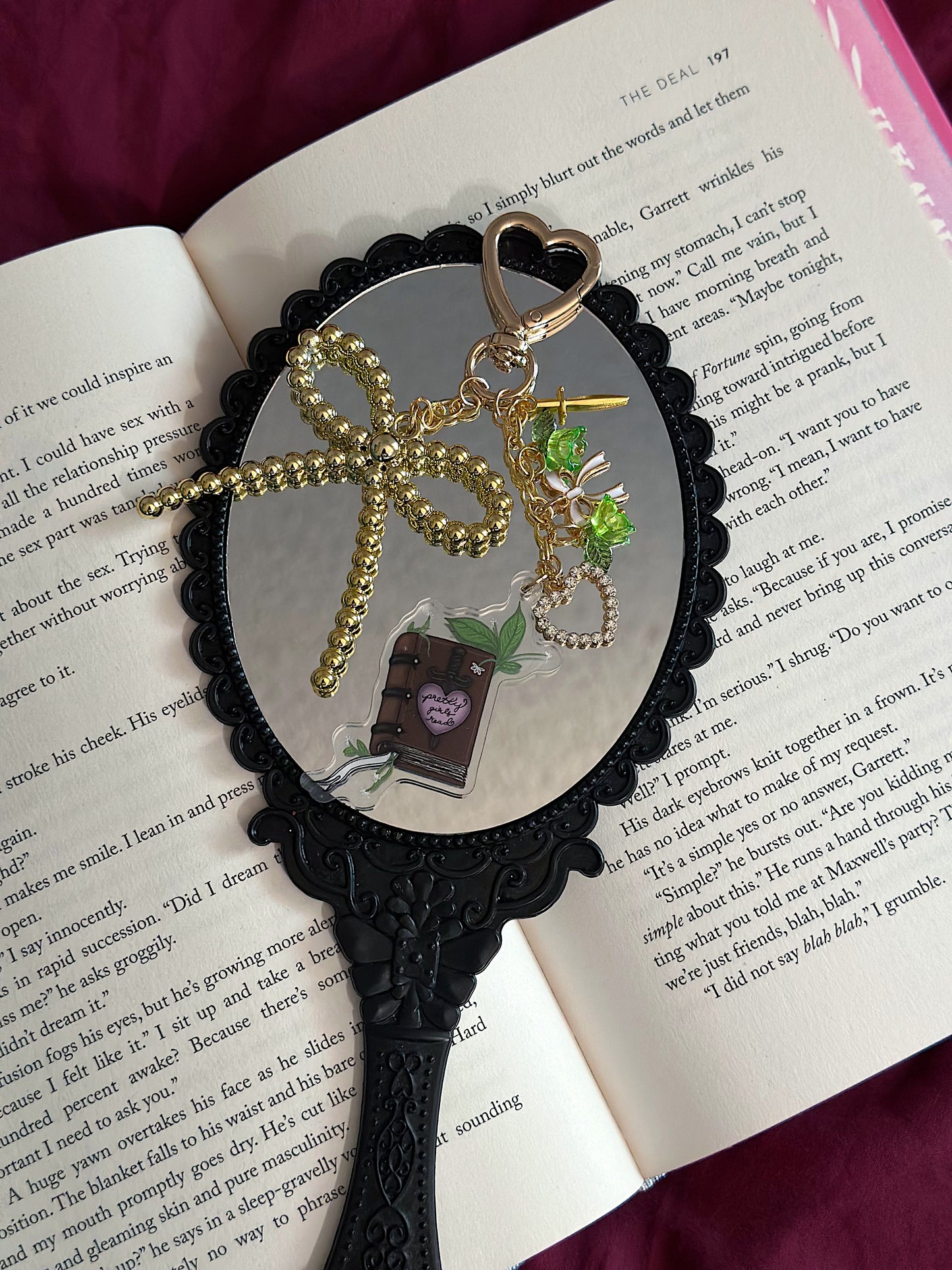 pretty girls read charm (gold)