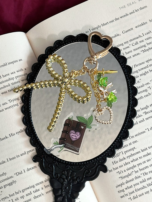 pretty girls read charm (gold)